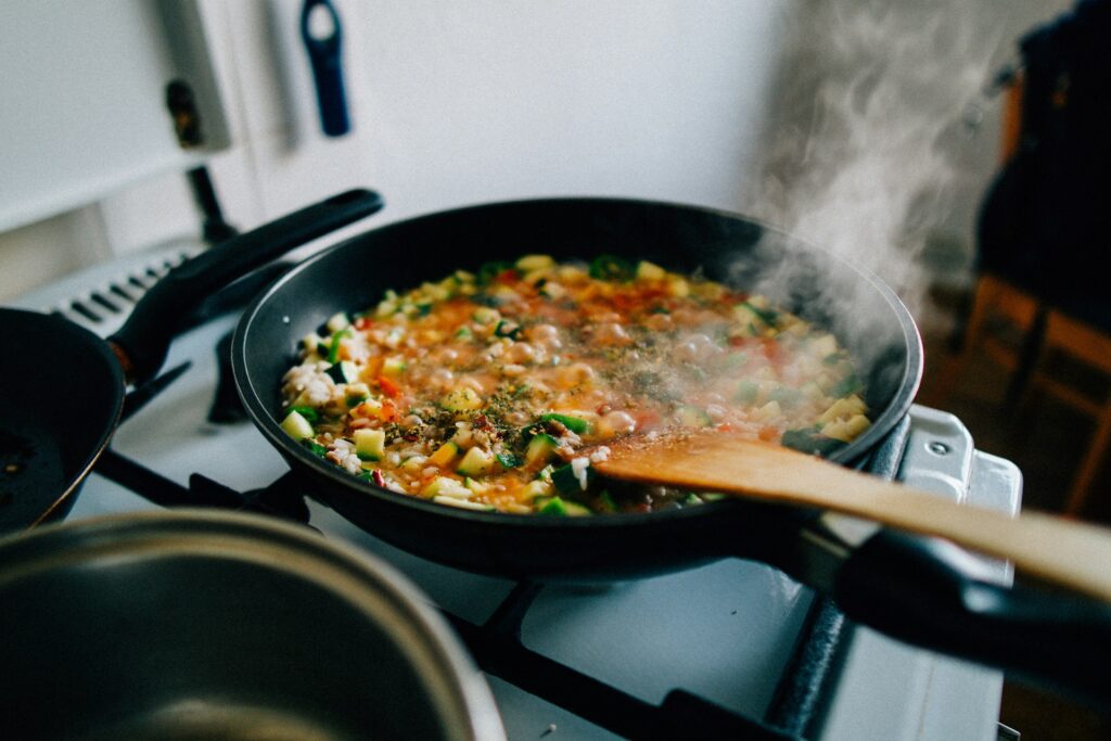 meilleure poêle antiadhésive en action sur cuisinière
